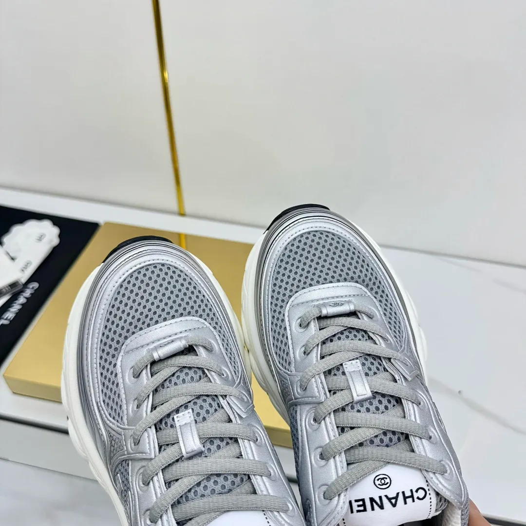 👟👟Ex-factory price 680👟👟 Upgraded version, upgraded version, upgraded version! No rebuttal accepted! ! ! ! Chanel Chanel panda shoes! 2025 counter's top casual sports shoes. This classic design; the upper is electro-embroidered with a variety of techniques; the outsole is fashionable and sporty; the unusual inclusion of a variety of color matching elements... The diversified mix and match is very good-looking and versatile, and can be used for leisure, fashion, sports, and outdoor... ꫛꫀꪝ Go➫ Materials: ❶Upper made of: original imported first-layer silk cowhide + original waterproof cloth + original first-layer cowhide ❷Inner lining: Original Yangli+Net ❸Outsole based on: Original TPU combination outsole Counter boutique packaging complete set for women 35–41 👉 👉 👉 👉